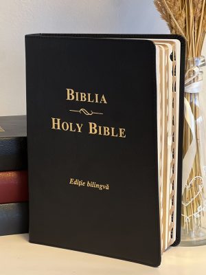 bilinegreee Biblie mare, bilingvă română-engleză, neagră, fără fermoar