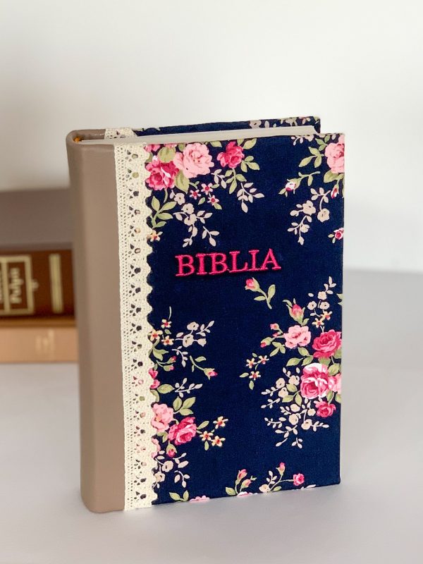 img_5134-4 Biblie handmade 053 - floral crem si bleumarin
